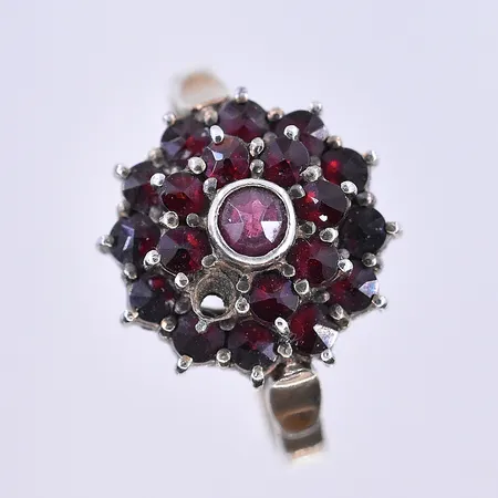 Ring med troligen granater stl:17¼, bredd 2-14 mm en sten saknas förgylld silver 830/1000. Vikt: 3,5 g