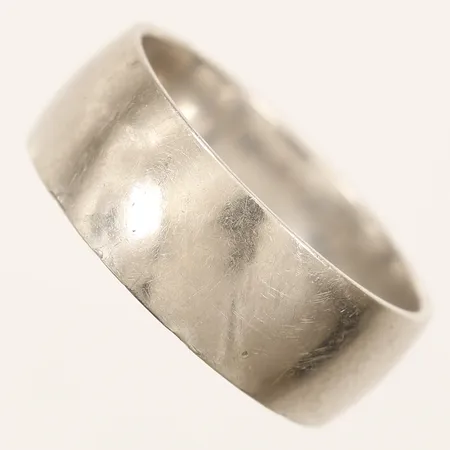 Ring slät, stl 19¾ , bredd 7,9mm, hack i skena, vitguld 18K Vikt: 10,3 g