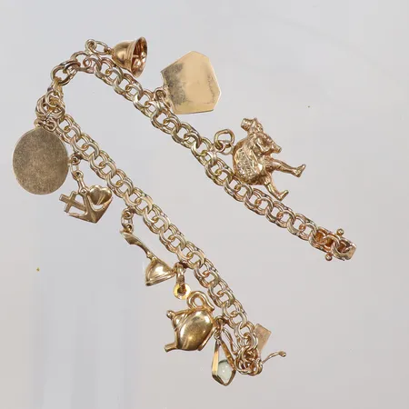 Armband Bismarck med sju berlocker, längd 19cm, bredd 5-30mm, 18K Vikt: 21,1 g