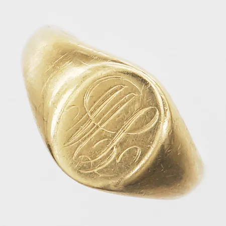 Klackring med monogramgravyr stl 15¾, bredd 3-10mm, 18K Vikt: 5,9 g