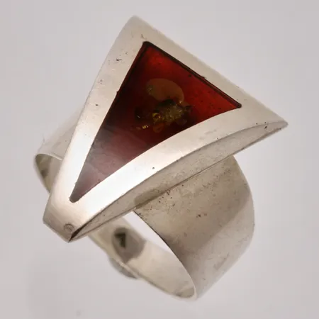 Ring stl:19¾, bredd 3,9-22,9mm, bärnstens imitation, silver, 8,05g.