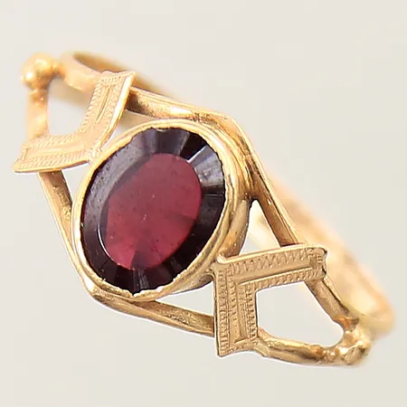 Ring med röd sten stl: 17 bredd 2,7mm, skev 18K  Vikt: 1,6 g