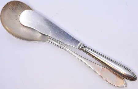 En sked och kniv längd 22 och 20 cm, silver 830/1000. Vikt: 128,4 g