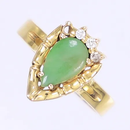 Ring med diamanter 3x ca 0,02ct samt grön sten troligen jadeite stl:17½, bredd 3-14mm, saknar en diamant, ostämplad, 14K Vikt: 4,1 g