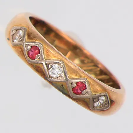 Ring syntetiska rubiner & vita stenar stl:17½ gravyr, 18K Vikt: 7,6 g