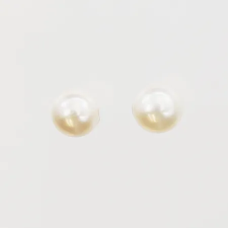 Örhängen med pärlor Ø4mm, saknar snurrebussar, ej stämplade, ett skevt stift, 18K Vikt: 0,4 g