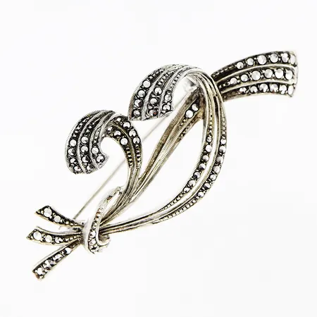 Brosch med markasiter 60x25mm, svensk importstämpel silver 830/1000. Vikt: 9,9 g
