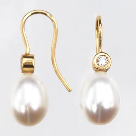 Örhängen paret med pärlor och diamanter,höjd ca 25 mm,18k. Vikt: 4 g