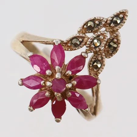 Ring markasiter och rubiner stl:18½, bredd 3,5-27mm, 925/1000 silver Vikt: 7,5 g
