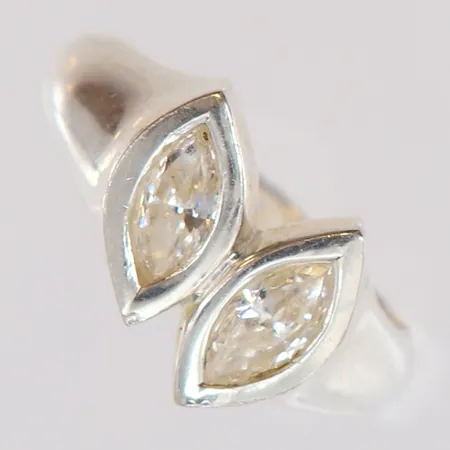 Ring GHA vita stenar stl:17, bredd 3-10,5mm, 925/1000 silver Vikt: 3,6 g