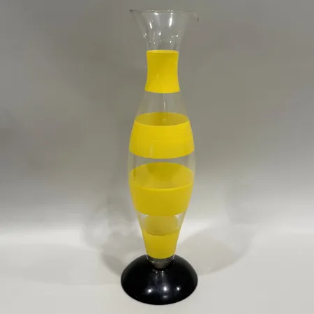 Karaff Orrefors Polka Anne Nilsson signerad AN.MW, höjd 34cm, etikettmärkt, smärre färgbortfall  Vikt: 0 g Skickas med paket.