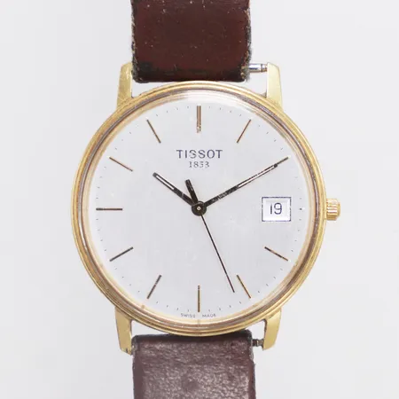 Herrur Tissot 18K, quartz, Ø34mm, datum, batteribyte krävs, ej originalband, defekt läderband, repig glas, gravyr, box, brukttovikt 29,2g 