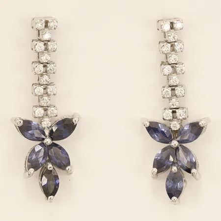 Ett par örhängen med vita samt blå stenar, längd 2,6cm, bredd 3,5-10mm, skeva snurrebussar 18K  Vikt: 3,9 g