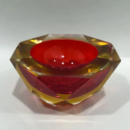 Glasskål Murano Flavio Poli, fasetterad höjd 8cm Ø15,5cm, osignerad, smärre nagg Skickas med postpaket.