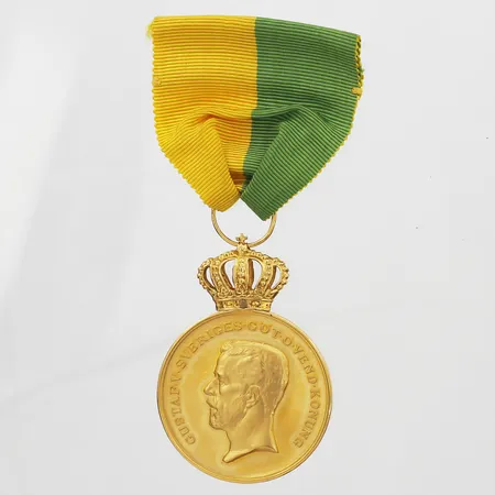 Medalj, "Af Kungliga Patriotiska Sällskapet - För Långvarig Trogen Tjänst", Ø 36 mm, gravyr, krona samt ögla i 18K, medalj i 23K guld. Bruttovikt: 26,7g Vikt: 0 g