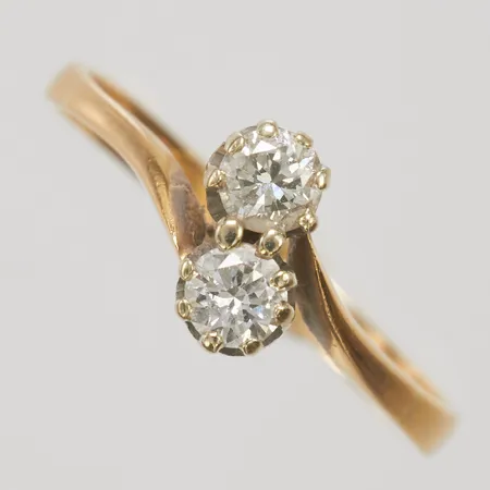 Syskonring med diamanter 1 x ca 0,16ct samt 1 x ca 0,18ct, ca TCr-W(I-H)/SI, stl:16¾, bredd ca 2-8mm, höjd ca 1-6mm, 18K, Vikt: 2,1g Vikt: 2,1 g