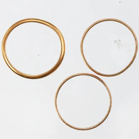 Ringar 2 st med gravyrer vikt 5.4 gram 18k + ring med gravyr vikt 3.9 gram,23k.  Vikt: 9,3 g