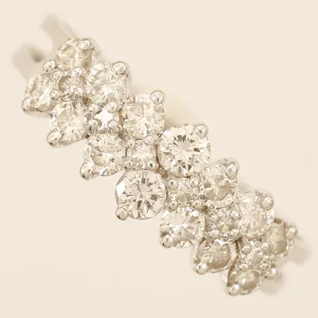 Ring med diamanter 10xca0,02ct 4xca0,04ct 4xca0,05ct 2xca0,10ct, stl 17, bredd 2,6-7,5mm, vitguld 14K Vikt: 4 g