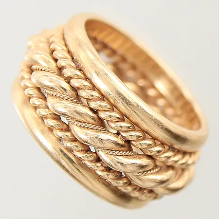 Ring med mönstrad dekor Odd Magnusson Visby stl:19½ bredd 13,1mm 18K Vikt: 23,5 g