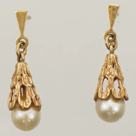 Ett par örhängen med pärlor, längd 21mm, bredd 6mm, en snurrebuss saknas, 18K Vikt: 2,5 g