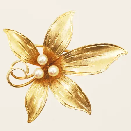 Brosch med pärlor längd 35mm bredd 30mm, Fryklund & Pålsson Guldateljen år 1958, 18K  Vikt: 4 g