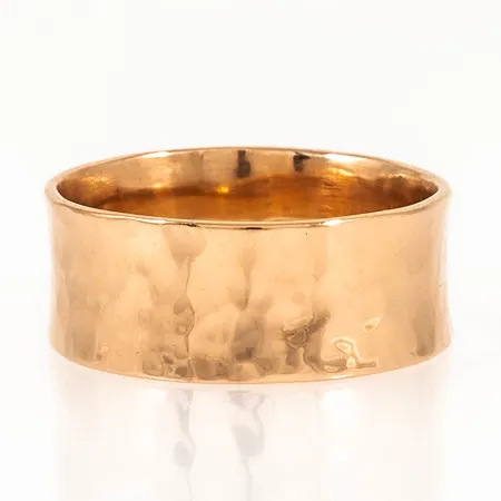 Umeåtillverkad ring konkav hamrad stl:19¾ bredd 9mm, stämplad GIU (Guldsmedjan i Umeå AB, Umeå), 18K och kattfot. 18K 7,8g. 