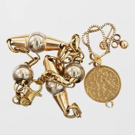 Diverse guld, gravyr, defekt, 18K Vikt: 14 g