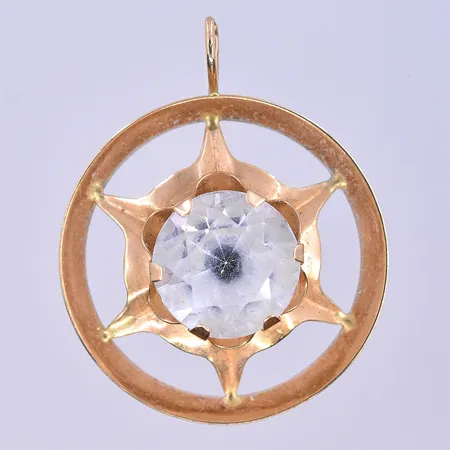 Hänge med vit sten längd 28 mm, 18K. Vikt: 2,4 g