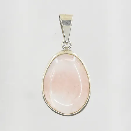 Hänge med rosenkvarts längd 30mm, bredd 15mm, tillverkat K9/1960, silver. Vikt: 3,1 g