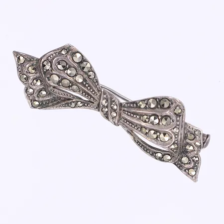 Brosch rosett med stenar längd 50mm bredd 15mm silver 830/1000 Vikt: 5,9 g