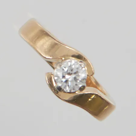 Ring briljantslipad diamant 0,52ct enligt gravyr kvalitet ca TW-W(G-H)/VS stl:17 bredd 4-8mm, Juvel Fattare F.M. 18K 9,1g.