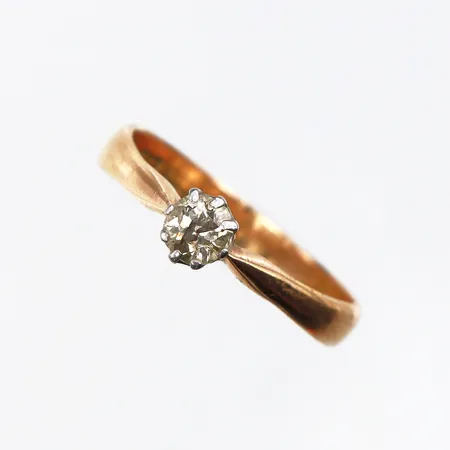 Ring med solitär diamant gammalslipad ca 0,35ct Pique stor inneslutning,  omarbetat vigselring, storlek 18 ¼ mm,bredd 3.7-5.1 mm,18k. Vikt: 3 g