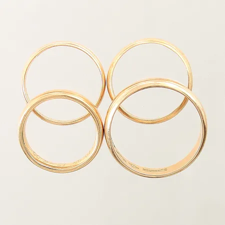 4 ringar släta, gravyr 18K Vikt: 18 g