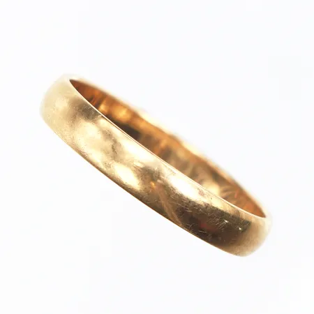 Ring slät Schalins med gravyr,storlek 18 mm,bredd 3.4 mm,18k. Vikt: 2,8 g