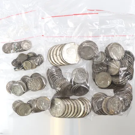 Mynt 28 st 1 kronor 80%,1 kronor 57 st 40%,2 kronor 15 st 80%,2 kronor 11 st 40%.5 kronor 6 st efter 1954,50 öringar 23 st 80%,50 öringar 22 st 40%, 25 öringar 11 st 80%,10 öringar 45 st,totalvikt ca 1400 gram.  Vikt: 1400 g Skickas med postpaket.