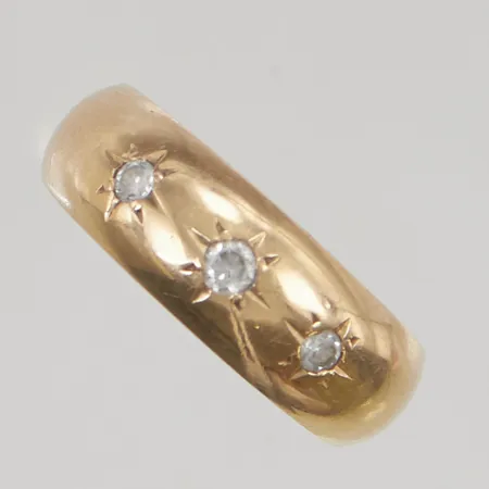 Ring stl:16¾ bredd 6mm vita stenar 18K 2,0g.