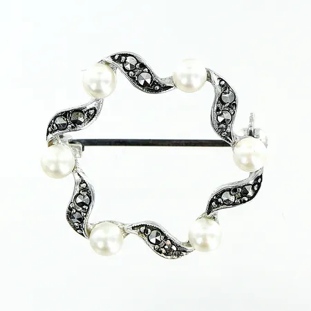 Brosch med odlade pärlor och markasiter Ø25mm, svensk importstämpel, silver 835/1000. Vikt: 3,8 g