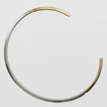 Armband Skultuna Icon Cuff - Two Tone, öppen modell, innermått 60mm, bredd 4mm, något skev, förgyllt stål, originalpåse. Nypris 1200:-