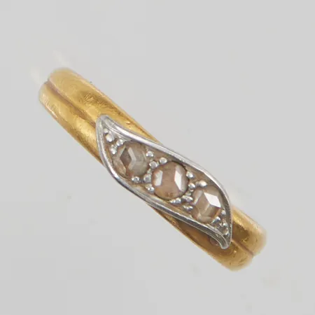 Ring rosenslipade diamanter stl:17¼, skev, gravyr, fattning i 18K, skena i 23K 5,0g.