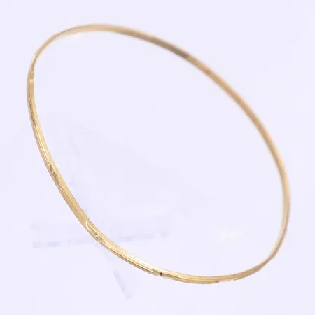 Armring Ø7cm bredd 3mm bucklig 18K Vikt: 6,8 g