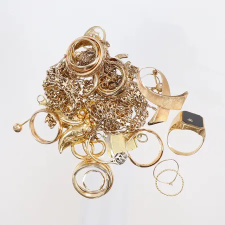 Diverse guld med stenar och gravyr, delvis defekt 18K Vikt: 89,3 g