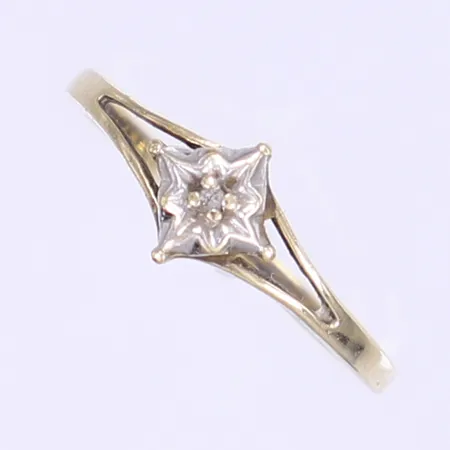 Ring med vit sten stl:17½ bredd 1-7mm 9K Vikt: 1,1 g