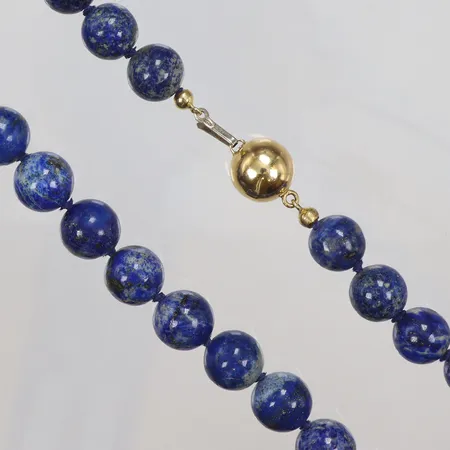 Collier med stenar lapis lazuli, längd 45cm, bredd 10mm, lås i 18K, bruttovikt  Vikt: 80,4 g