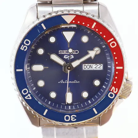 Herrur Seiko 5 Sports stål automat Ø41mm ref-nr:4R36-07GO, serie-nr: 548334, dag, datum, stålarmband, glasbaksida, repor, trög ring, inga tillbehör.