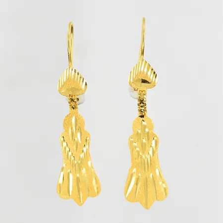 Örhängen med matterad yta längd 35mm, bredd 9mm, 21K. Vikt: 1,4 g