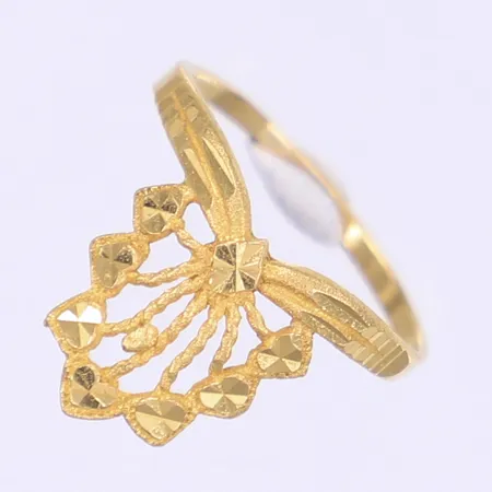 Ring stl:18½, bredd 1-15mm, bucklig, 22K Vikt: 2,9 g