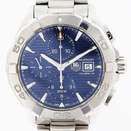 Herrur Tag-Heuer Aquaracer stål automatisk 43mm, ref CAY2112BA0925, serienr RZP9280, kronograf, datum, länk ca 20cm, viklås, extra länkbit 1,5cm, läderband Hirsch medföljer, garantikort Juli 2015 Rydbergs Ur, bok box, ytterkartong.