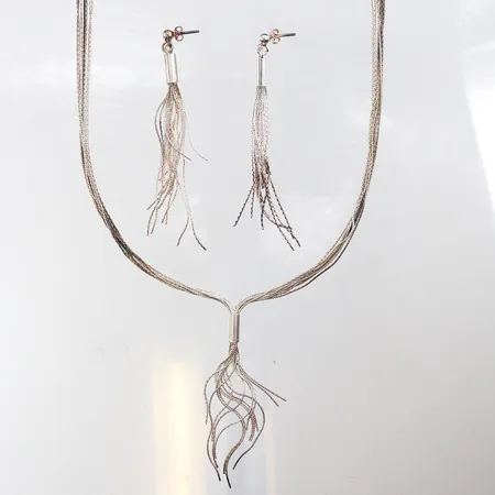 Collier + Örhängen paret Guldfynd AB,collier längd ca 44 cm,örhängen höjd ca 7.5 cm. Vikt: 16,4 g