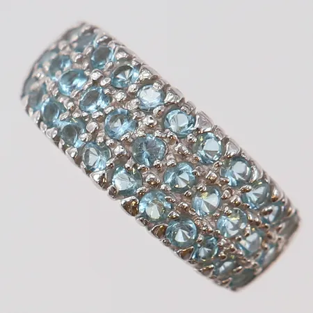 Ring ljusblåa stenar stl:17, bredd 4-8,5mm, 925/1000 silver Vikt: 5,2 g