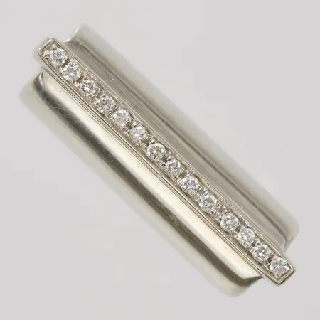 Ring med diamanter stl:17½, 14 x ca 0,01ct diamanter, bredd 3,5-7,5mm, höjd 1-8mm, vitguld, ostämplad, repig, spricka i skenan, 18K, Vikt: 12,7g Vikt: 12,7 g